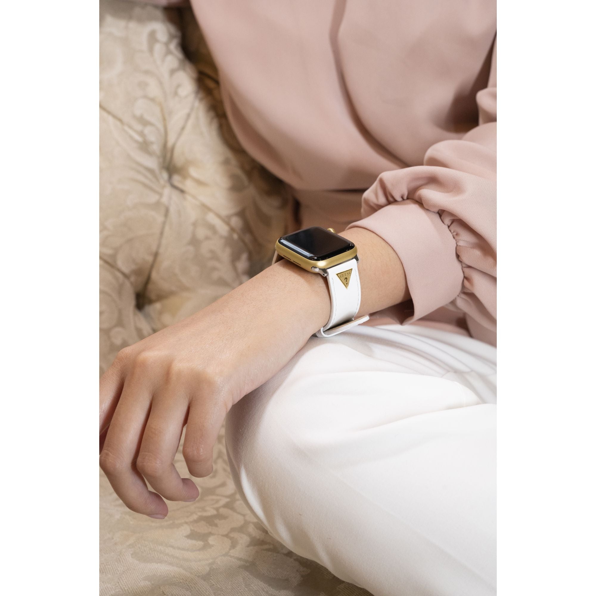 GUESS STRAP WITH GOLD TRIANGLE PLAQUE & WHITE LEATHER STRAP