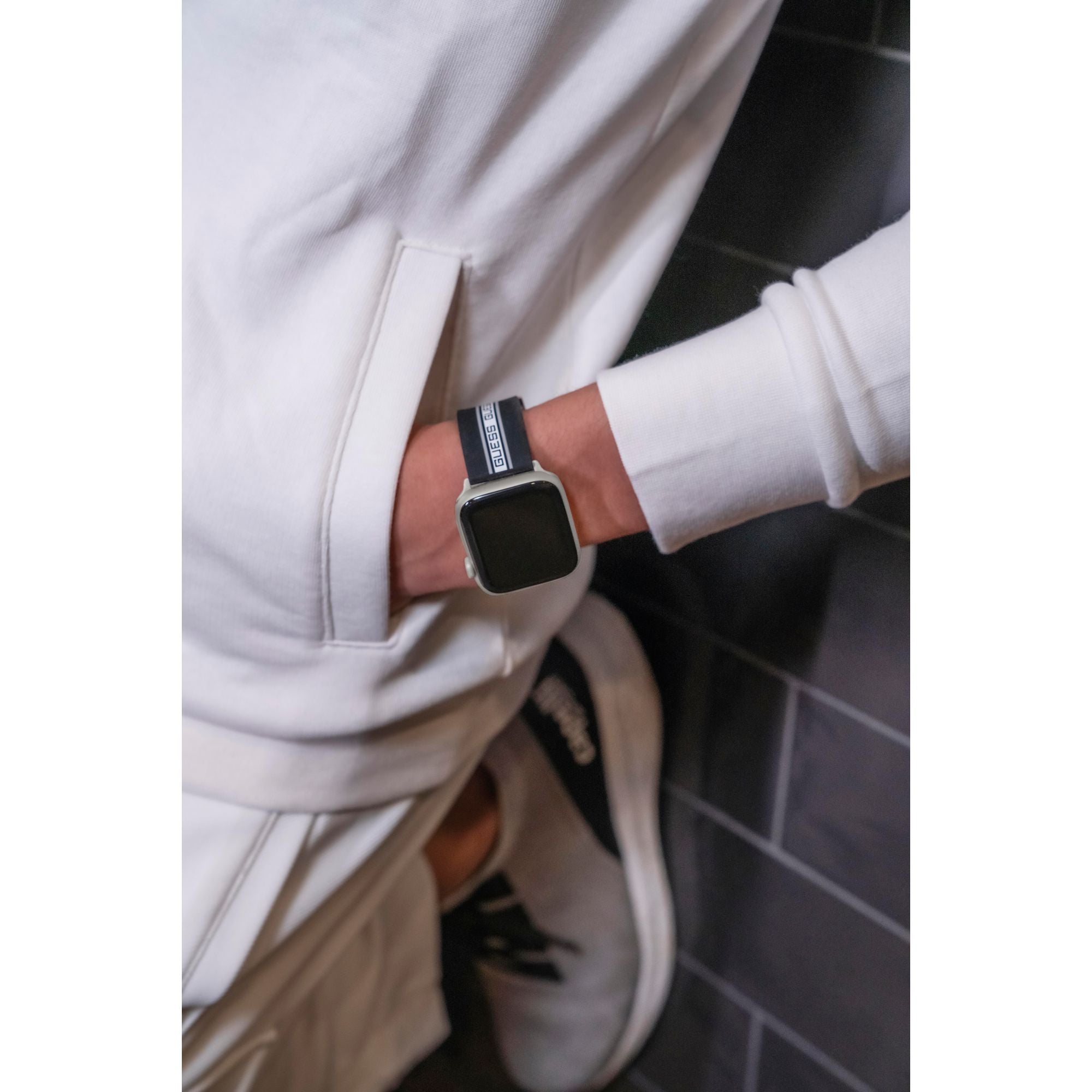 GUESS STRAP WITH BLACK & WHITE LOGO ON SILICONE BLACK STRAP