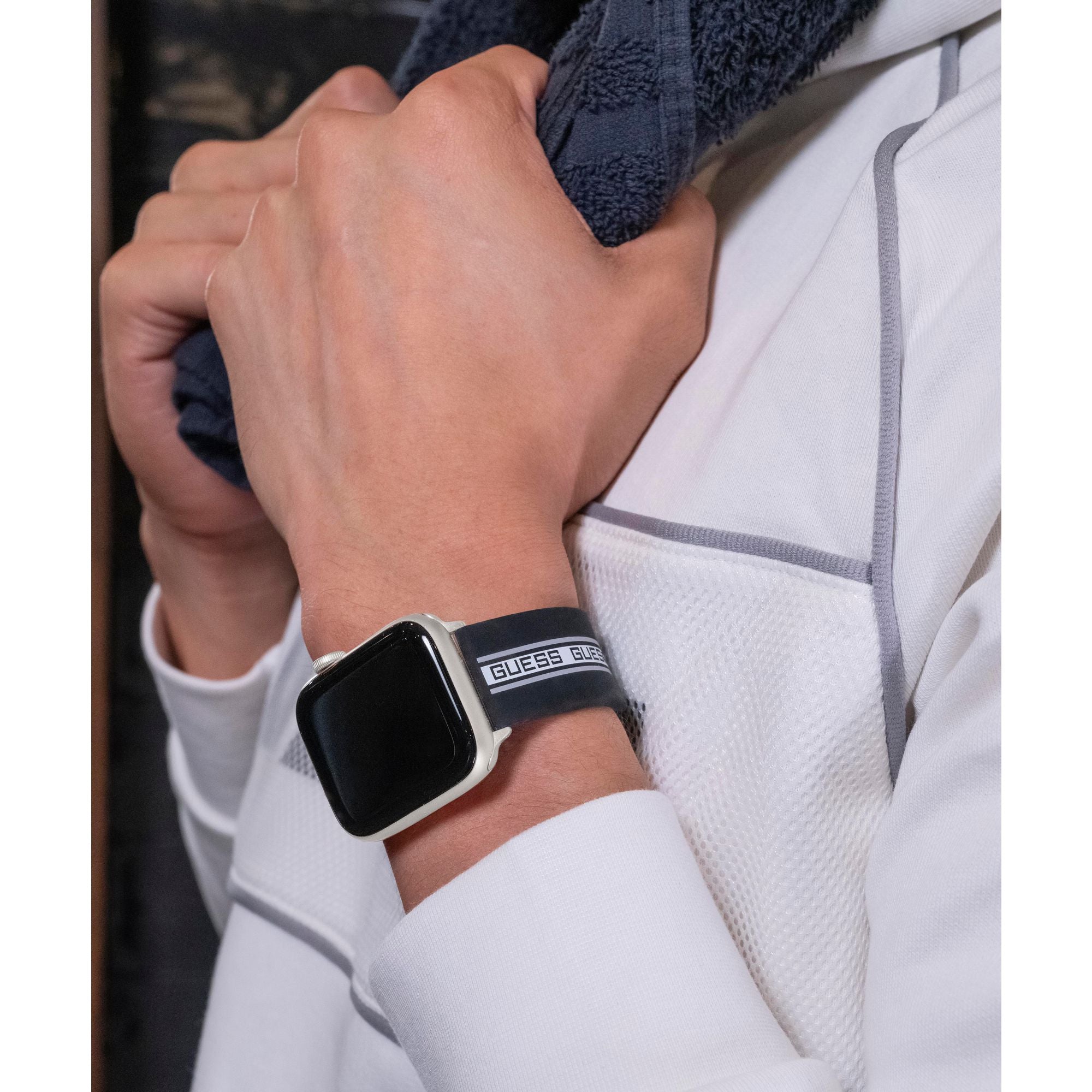GUESS STRAP WITH BLACK & WHITE LOGO ON SILICONE BLACK STRAP